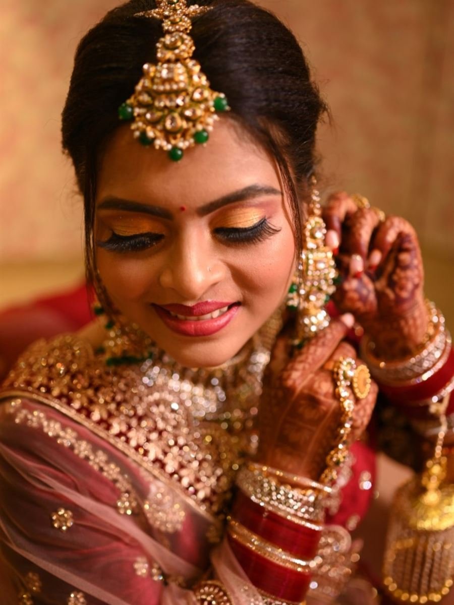 Real bride with green kundan jhumka and mehendi hands at Sha lov. Bridal Makeup Khandagiri Jagamara